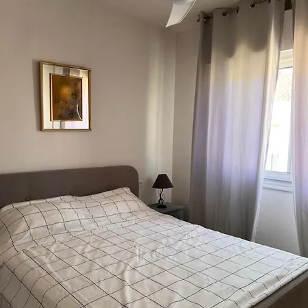Maestro Quino, 51 Apartment *